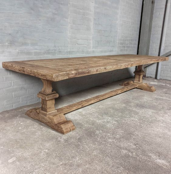 Obrazek przedstawia stół drewniany z masywu.